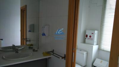 Pabellón en alquiler con buenas oficinas